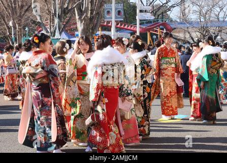 Tokyo, Giappone. 13th Gen 2020. Le donne giapponesi di vent'anni in abiti kimono colorati si riuniscono nel parco divertimenti Toshimaen per partecipare alla cerimonia del giorno Del Prossimo età per celebrare la loro iniziazione all'età adulta a Tokyo lunedì 13 gennaio 2020. 1,22 milioni di persone che hanno compiuto 20 anni festeggiati in tutto il Giappone. Credito: Yoshio Tsunoda/Aflo/Alamy Live News Foto Stock