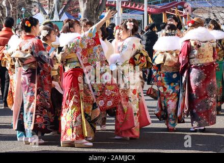 Tokyo, Giappone. 13th Gen 2020. Le donne giapponesi di vent'anni in abiti kimono colorati si riuniscono nel parco divertimenti Toshimaen per partecipare alla cerimonia del giorno Del Prossimo età per celebrare la loro iniziazione all'età adulta a Tokyo lunedì 13 gennaio 2020. 1,22 milioni di persone che hanno compiuto 20 anni festeggiati in tutto il Giappone. Credito: Yoshio Tsunoda/Aflo/Alamy Live News Foto Stock