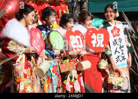 Tokyo, Giappone. 13th Gen 2020. Donne giapponesi di vent'anni in abiti kimono colorati posano per una foto al parco divertimenti Toshimaen per partecipare alla cerimonia del giorno Del Prossimo età per celebrare la loro iniziazione all'età adulta a Tokyo lunedì 13 gennaio 2020. 1,22 milioni di persone che hanno compiuto 20 anni festeggiati in tutto il Giappone. Credito: Yoshio Tsunoda/Aflo/Alamy Live News Foto Stock