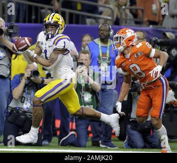 New Orleans, Stati Uniti. 13th Gen 2020. LSU Tigers ampio ricevitore Ja'Marr Chase (1) cattura un Joe Prendere In Prestito pass per un touchdown di fronte a Clemson Tigers Cornerback A.J. Terrell (8) durante il secondo trimestre del campionato nazionale universitario al Superdome di New Orleans, Louisiana, lunedì 13 gennaio 2020. Foto di AJ Sisco/UPI Credit: UPI/Alamy Live News Foto Stock