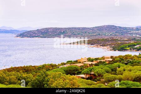 Capo coda Cavallo visto a San Teodoro in riflesso mediterraneo Foto Stock