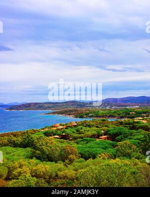 Capo coda Cavallo visto a San Teodoro a riflesso del mare Mediterraneo Foto Stock