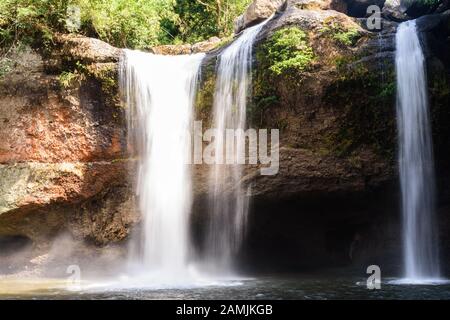 Cascata di Haew Suwat al mattino presso il parco nazionale Khao Yai, provincia di Nakhon Ratchasima, Thailandia. Foto Stock