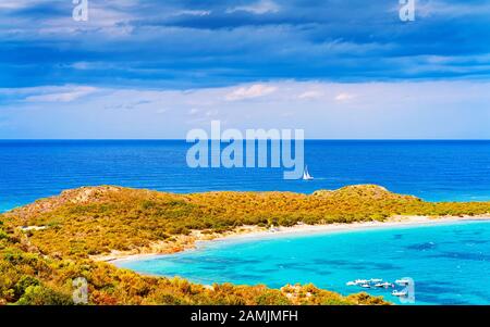 Capo coda Cavallo visto da San Teodoro a riflesso mediterraneo Foto Stock