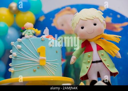 Festa di compleanno con caramelle, gelato floreale e biscotti Foto stock -  Alamy