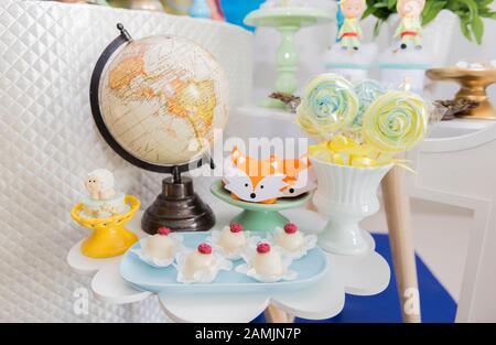 Decorazione festa compleanno bambini. Caramelle personalizzate. Piccola  festa a tema principe. Tavolo decorato per festeggiare il compleanno dei  bambini. Primo piano di arredamento par Foto stock - Alamy