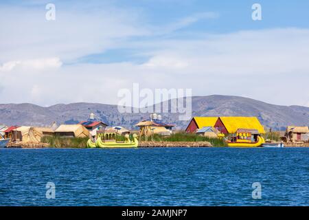 Vista del villaggio galleggiante Uros isole sul lago Titicaca in Perù, Sud America. Foto Stock