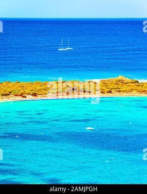 Capo coda Cavallo visto da San Teodoro Olbia riflesso della Sardegna Foto Stock