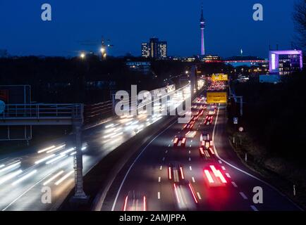 Dortmund, Germania. 13th Gen 2020. Di fronte allo skyline di Dortmund, i veicoli percorrano il ponte Schnettker, dove l'autostrada A40 si unisce all'autostrada federale B1. Nella controversia sul rischio di divieti di circolazione di veicoli diesel nella Renania settentrionale-Vestfalia, il Tribunale amministrativo Superiore di Münster sta proseguendo i colloqui di conciliazione tra L'Aiuto ambientale tedesco (DUH) e lo Stato. Finora, le città della Renania settentrionale-Vestfalia sono riuscite ad evitare divieti di circolazione di veicoli diesel. Credito: Bernd Thissen/Dpa/Alamy Live News Foto Stock