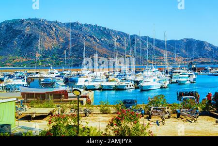 Porto con navi e yacht Villasimius Cagliari Sud Sardegna Italia reflex Foto Stock