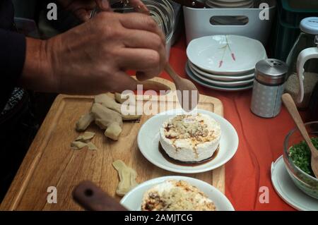 Donna che cucinava agedashi tofu Fatto In Casa con salsa di soia Foto Stock