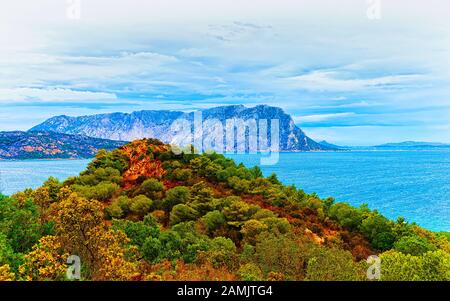 Isola di Tavolara vista da San Teodoro a Olbia riflesso della Sardegna Foto Stock