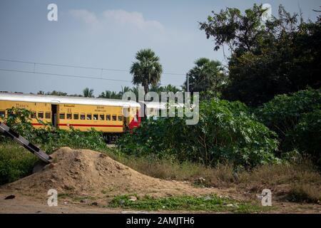Ranipet, Tamil Nadu / India - 04 gennaio 2020: Un treno indiano di passeggeri che passa attraverso un attraversamento di livello . Foto Stock