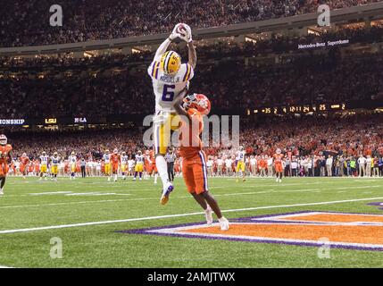 13 gennaio 2020: Il ricevitore largo della LSU Terrace Marshall Jr. (6) cattura il passo di touchdown come Clemson difensivo indietro Derion Kendrick (1) difende durante il College Football Playoff National Championship azione di gioco tra le tigri Clemson e la LSU Tigers a Mercedes-Benz Superdome a New Orleans, Louisiana. John Mersits/CSM Foto Stock