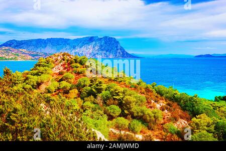 Isola di Tavolara vista da San Teodoro Olbia riflesso Sardegna Foto Stock