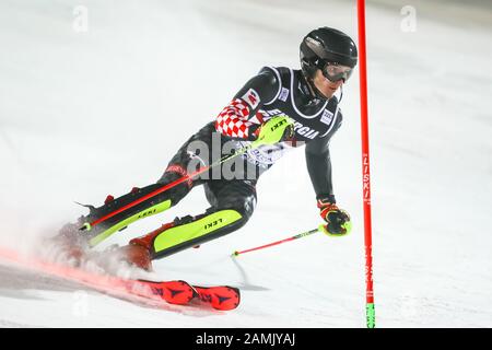 Zagabria, Croazia - 5 gennaio 2020 : Istok Rodes dalla Croazia in competizione sulla 2nd corsa durante l'Audi FIS Alpine Ski World Cup 2019/2020, 3rd Mens Sla Foto Stock