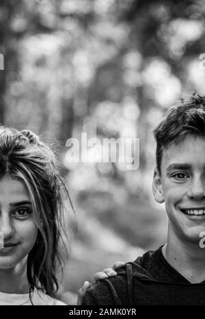 Bianco e nero, ritratto creativo di teen boy e ragazza, fratello e sorella. Foto Stock