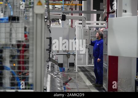 (200114) -- JINGDEZHEN, 14 gennaio 2020 (Xinhua) -- un tecnico tedesco regola gli impianti di produzione della porcellana a Jingdezhen, nella provincia di Jiangxi nella Cina orientale, 9 gennaio 2020. Jingdezhen, conosciuta anche come la "capitale delle Porcellane", è famosa per la sua elaborata lavorazione ceramica che richiede un processo di produzione estremamente complicato. In passato, molti giovani, competenti e ambiziosi progettisti di porcellana potevano creare buoni disegni ma avevano difficoltà a completare in modo indipendente la produzione e le vendite. D'altra parte, le aziende tradizionali che potevano fare la produzione e le vendite non disponevano di nuovi progetti. Foto Stock