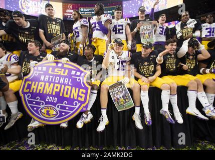 New Orleans, Louisiana, Stati Uniti. 14th Gen 2020. I giocatori della LSU celebrano la loro vittoria dopo l'azione di gioco del campionato nazionale di calcio del College tra le tigri di Clemson e le tigri della LSU alla Mercedes-Benz Superdome a New Orleans, Louisiana. La LSU sconfisse Clemson 42-25. John Mersits/Csm/Alamy Live News Foto Stock