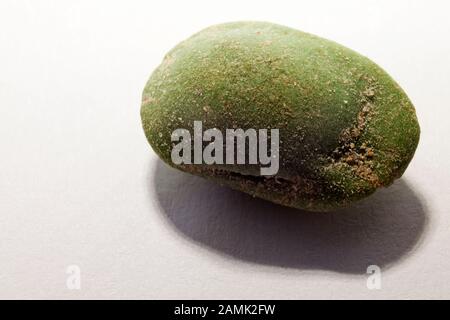 una noce wasabi verde su sfondo bianco Foto Stock