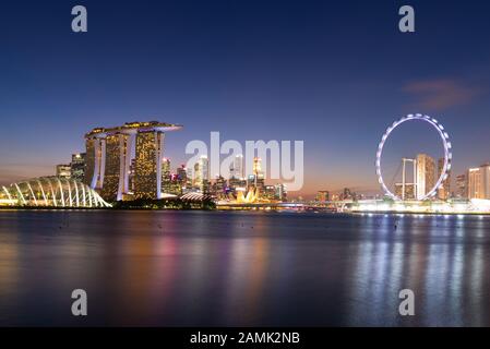 Panorama di business downtown area di costruzione durante il Twilight time a Singapore. Foto Stock