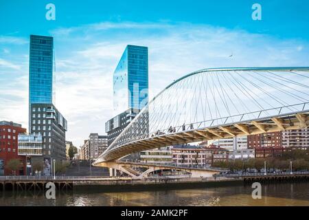 Bilbao, Spagna - 03 novembre 2018: Vista del ponte Zubizuri sulla città di Bilbao. Noto come ponte Calatraba, è un moderno ponte ad arco sul fiume nervion, sul fiume n Foto Stock