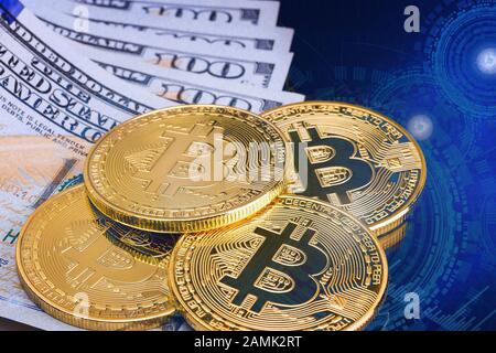 Bitcoins e denaro in dollari su sfondo futuristico tecnologia. Foto Stock