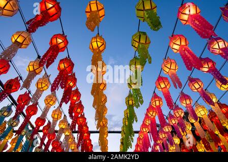 Belle lanterne colorate in Yee Peng Lantern Festival a Wat Phra Che Hariphunchai a Lamphun, Thailandia. Foto Stock