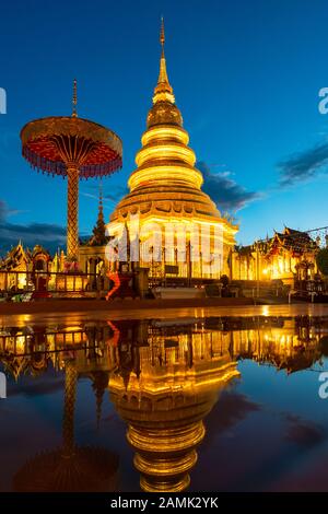 Wat Phra Che Hariphunchai con riflessione d'acqua a Lamphun, Thailandia Foto Stock