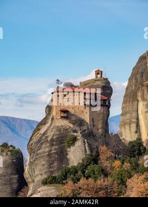 Il monastero agrifoglio di Meteora Grecia. Formazioni rocciose di arenaria. Foto Stock