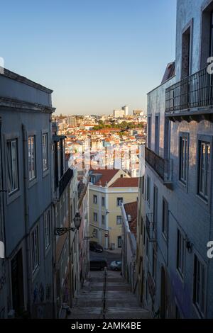 Città visto dal di sopra sulla cima della stretta scalinata a Lisbona, Portogallo, in una giornata di sole. Foto Stock