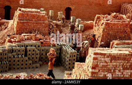 forno di mattone pronuncia . forno di mattone in bangladesh . Tutti i poveri uomini e donne sono duro lavoro in fabbrica di mattoni per cibo . Foto Stock