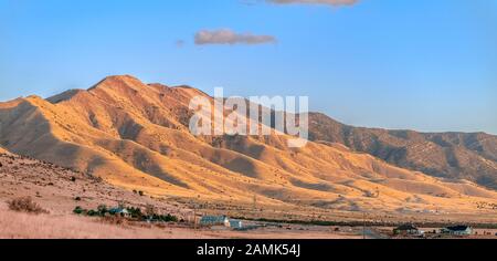 Montagne lungo la Utah Valley in luce dorata Foto Stock