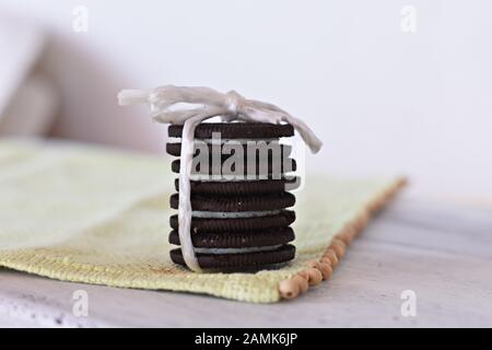 Deliziosi biscotti al cioccolato con crema vaniglia il riempimento/ dolce biscotti al cioccolato Foto Stock