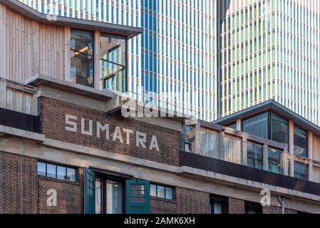Rotterdam, Paesi Bassi - 18 aprile 2019 : edifici antichi e moderni - De Rotterdam - nel quartiere di Wilhelminapier. Foto Stock