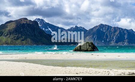 Spiaggia Haukland nell arcipelago delle Lofoten durante l'estate Foto Stock
