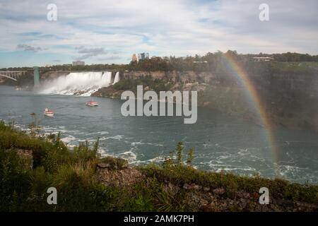 Rainbows alle Cascate del Niagara Foto Stock