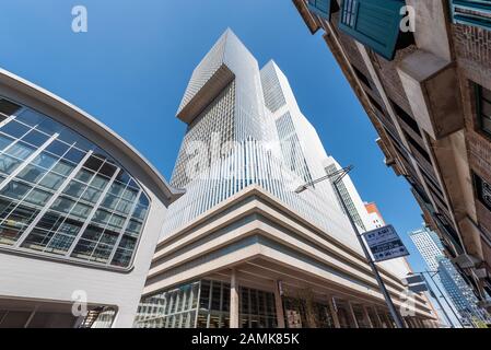 Rotterdam, Paesi Bassi - 18 Aprile 2019 : Vista ad angolo basso del grattacielo De Rotterdam nel quartiere di Wilhelminapier. Foto Stock