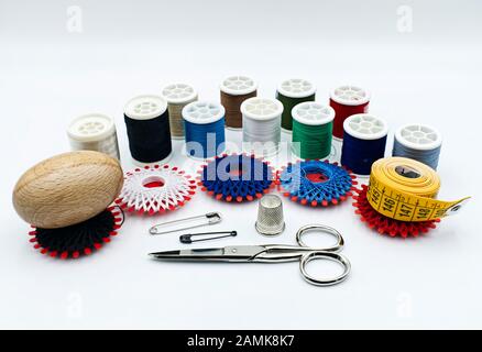 Primo piano di accessori da cucire su sfondo nero Foto stock - Alamy
