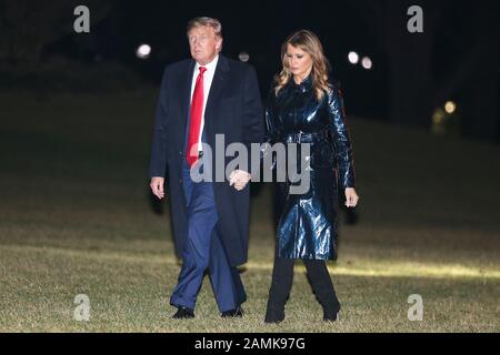 Washington DC, Stati Uniti. 14th gennaio 2020. Il presidente Donald Trump e la prima signora Melania Trump camminano sul South Lawn quando arrivano alla Casa Bianca il 14 gennaio 2020 a Washington, DC. Il presidente Trump e la prima signora hanno partecipato al College Football Playoff National Championship di New Orleans, LOUISIANA. (Foto di Oliver Contreras/SIPA USA) Credit: Sipa USA/Alamy Live News Foto Stock