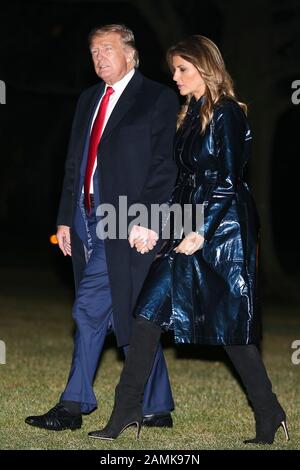 Washington DC, Stati Uniti. 14th gennaio 2020. Il presidente Donald Trump e la prima signora Melania Trump camminano sul South Lawn quando arrivano alla Casa Bianca il 14 gennaio 2020 a Washington, DC. Il presidente Trump e la prima signora hanno partecipato al College Football Playoff National Championship di New Orleans, LOUISIANA. (Foto di Oliver Contreras/SIPA USA) Credit: Sipa USA/Alamy Live News Foto Stock