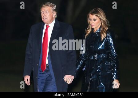 Washington DC, Stati Uniti. 14th gennaio 2020. Il presidente Donald Trump e la prima signora Melania Trump camminano sul South Lawn quando arrivano alla Casa Bianca il 14 gennaio 2020 a Washington, DC. Il presidente Trump e la prima signora hanno partecipato al College Football Playoff National Championship di New Orleans, LOUISIANA. (Foto di Oliver Contreras/SIPA USA) Credit: Sipa USA/Alamy Live News Foto Stock