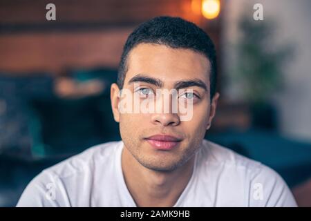 Giovane bel ragazzo che guarda davanti a sé. Foto Stock