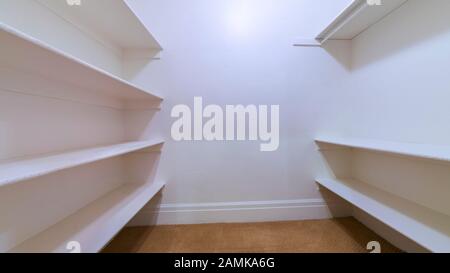 Panorama cornice Bianco armadio a muro o guardaroba interni luminosi Foto Stock