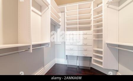 Cornice panoramica Completamente attrezzata bianco vuoto cabina armadio luminoso interno Foto Stock