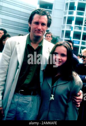 Universal City, California, USA 21st Maggio 1995 attore Bill Pullman e attrice Christina Ricci partecipano alla "Casper" Premiere il 21 Maggio 1995 alla Universal City AMC di CityWalk in Universal City, California, USA. Foto Di Barry King/Alamy Stock Foto Foto Stock