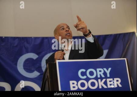 Newark, Stati Uniti D'America. 13th ago 2013. Newark, NJ - 12 AGOSTO: EVA Longoria parla sul palco durante un rally elettorale per Newark Mayor e il candidato al Senato degli Stati Uniti Cory Booker il 12 agosto 2013 a Newark, New Jersey. Gli elettori vanno alle urne domani per la primaria delle elezioni speciali in cui Booker detiene un ruolo guida dominante tra i democratici. People: Cory Booker Credit: Storms Media Group/Alamy Live News Foto Stock