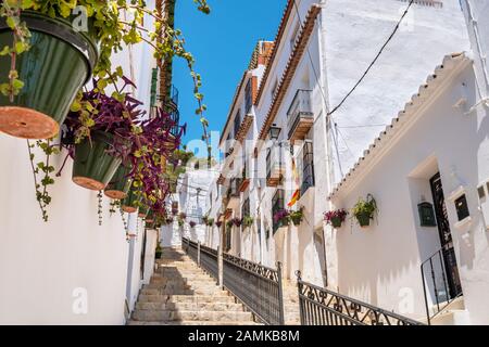 Vista sulla stretta strada di Mijas, affascinante villaggio bianco in Andalusia. Spagna Foto Stock
