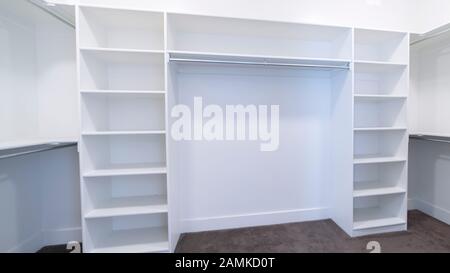 Cornice panoramica Vuoto interno montato di un armadio a muro Foto Stock