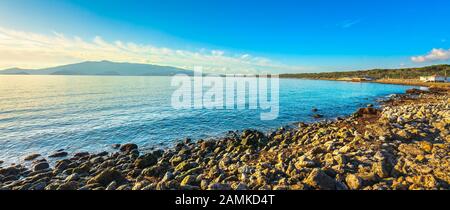 Spiaggia della baia di Ansedonia al tramonto a Monte Argentario, Maremma Toscana, Italia Foto Stock